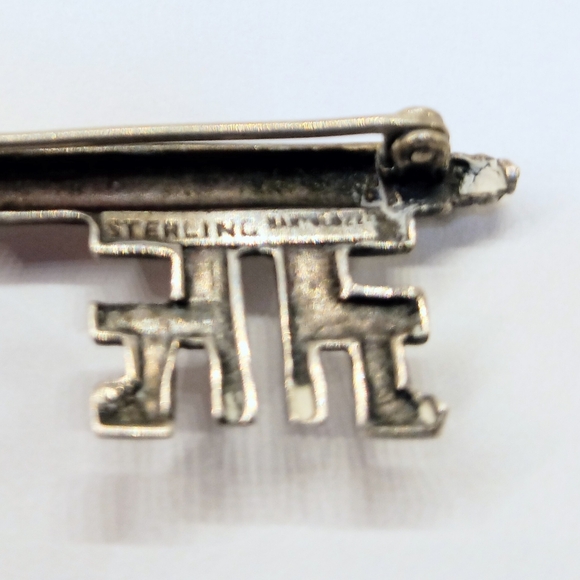 Vintage Sterling Signed Key Brooch - Picture 5 of 5